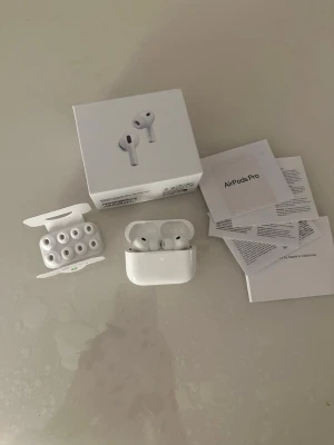 AirPods pro 3rd gen - Säljer ett Apple AirPods Pro med trådlöst laddningsetui. (Äkta vara✅) Hörlurarna är oanvända och kompakt design, silikonproppar i olika storlekar och levereras med originalförpackning.