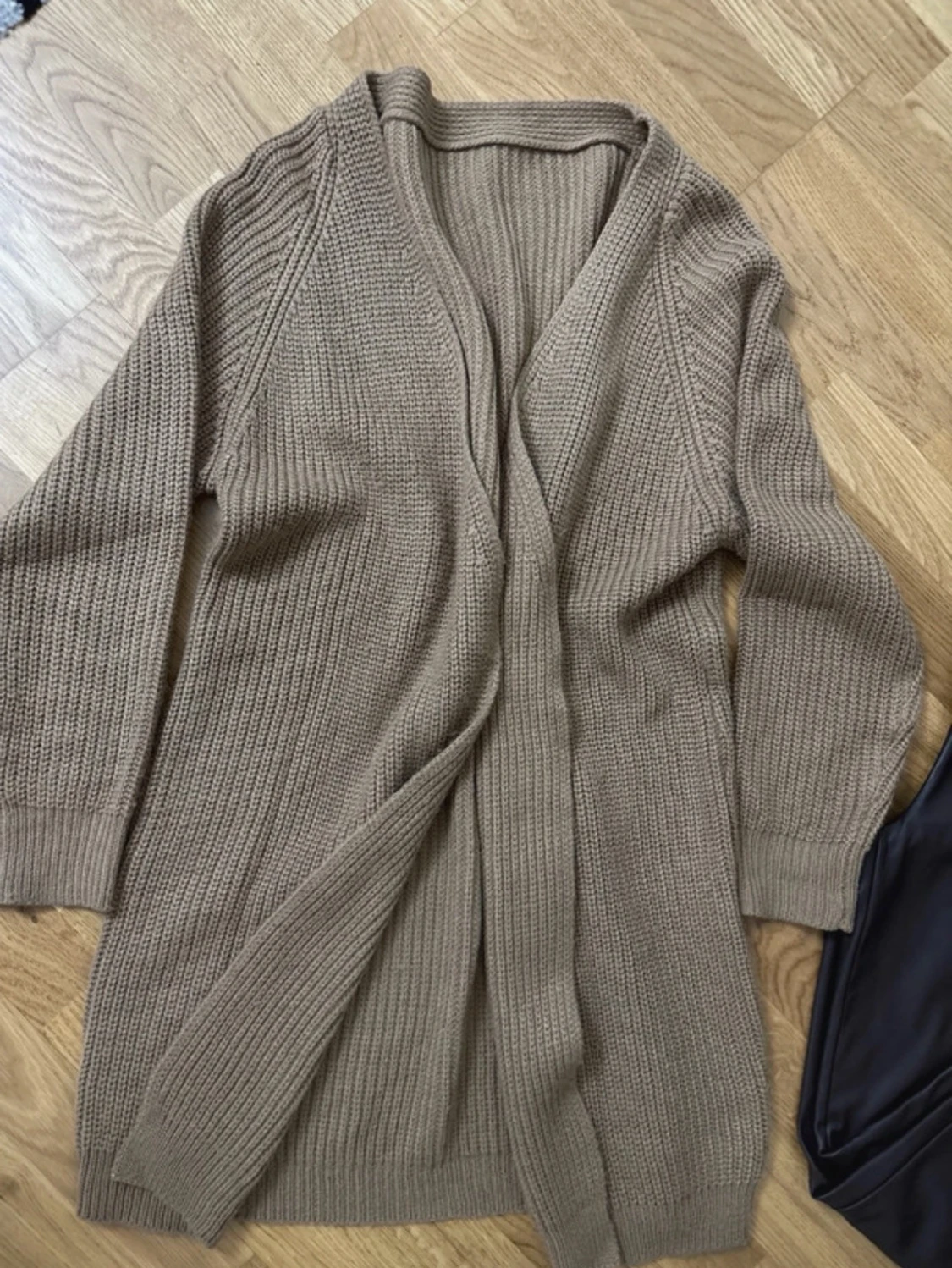 Beige lång kofta i grovstickad modell - 1