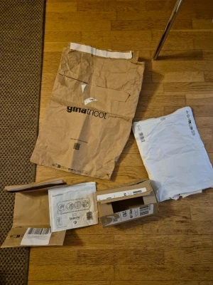 Papperspåsar - Ett gäng använda förpackningar i olika storlekar och material. Innehåller både bruna papperspåsar, och kartongbitar. Perfekt för dig som behöver emballage till frakt eller förvaring. Allt för 40kr.