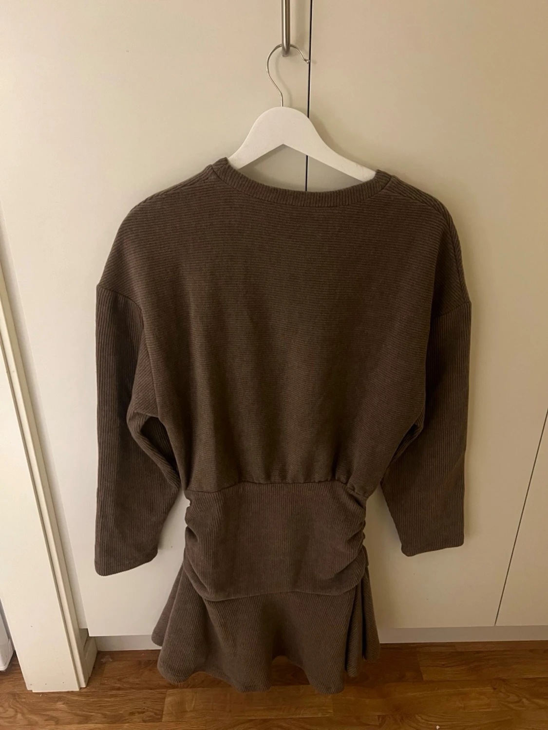 Brun stickad klänning  - 2