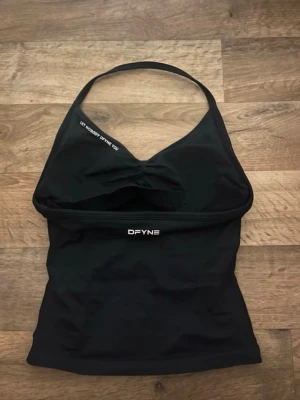 Dfyne impact strappy longline top - Dfyne impact top med halterneck, aldrig använd och säljer då den var för stor🩷 Färgen midnight black och med uttagbara kupor, storlek small🩷 Kvitto och originalförpackning finns