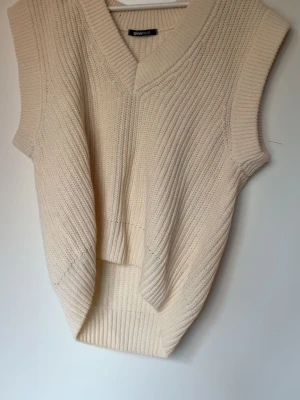 Beige stickad väst  - Säljer denna fina stickade väst från gina, köpt för väldigt länge sedan men är sparsamt använd så i princip nyskick! Bara att skriva vid fler frågor!