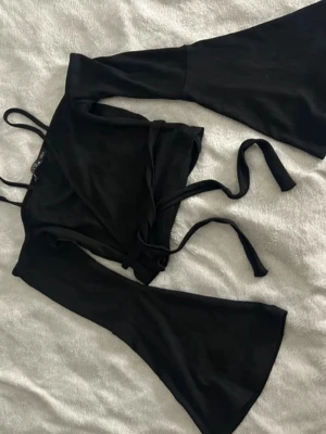 Off shoulder tröja  - Off shoulder tröja med utsvängda armar. Använd en gång. 