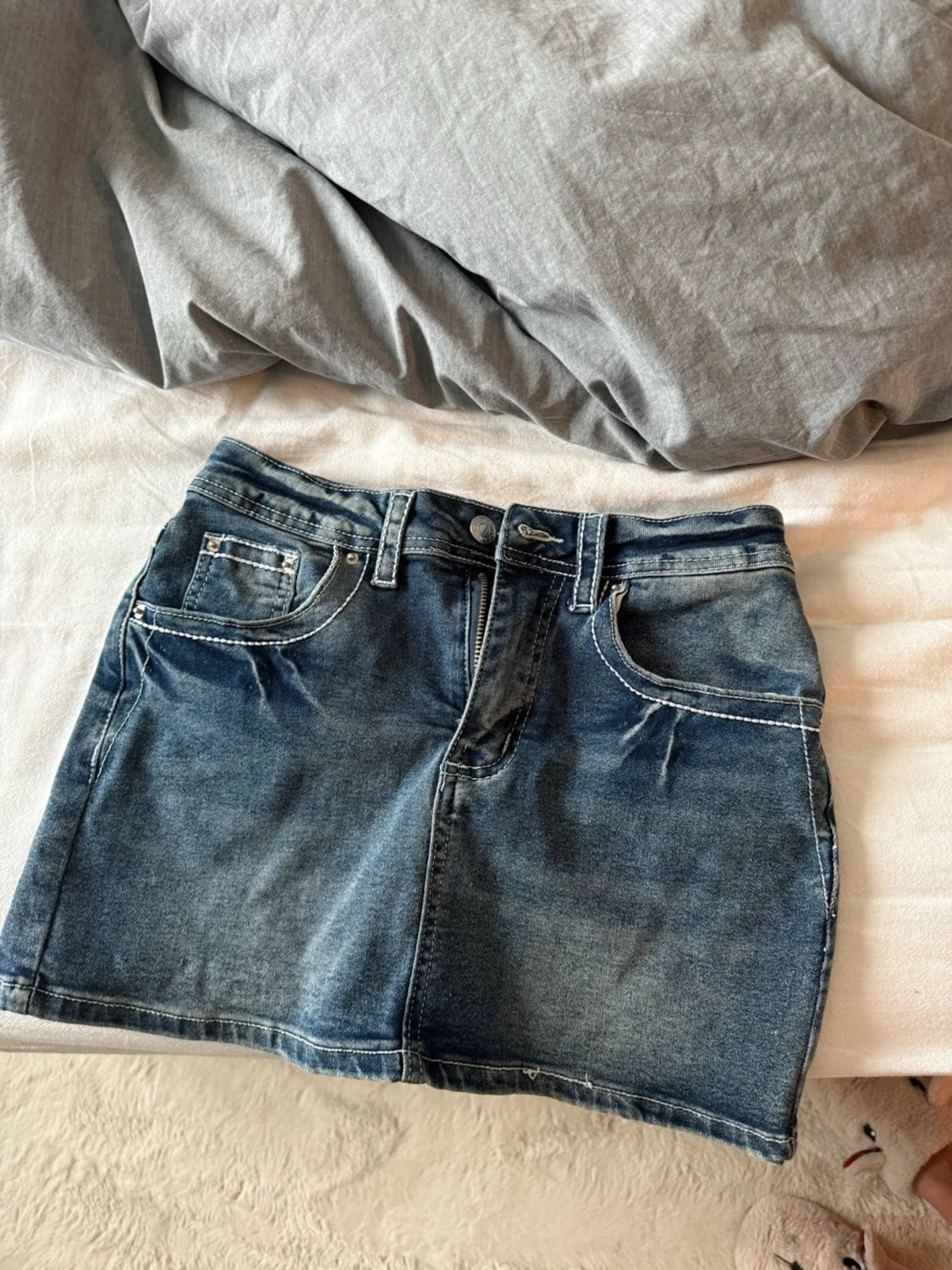 Mörkblå jeanskjol i kort modell - 2