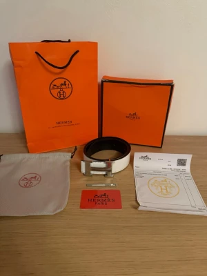 Vit bälte  - Säljer ett vitt bälte i fint skick. Stilrent och passar till många outfits. Hör av dig i DM vid intresse, frågor eller om du vill ha fler bilder.