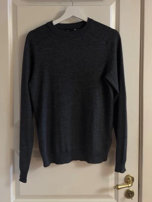 Mörkgrå stickad tröja från lager 157 - En enkel och stilren mörkgrå stickad sweatshirt från lager 157. 