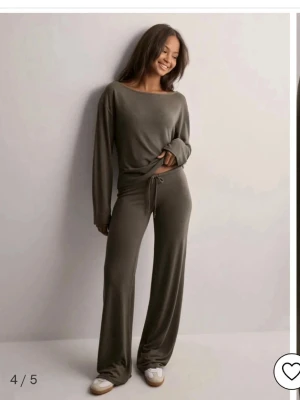 Nelly tröja  - Tröjan ”My Chill Sweat” från Nelly. Knappt använd💕