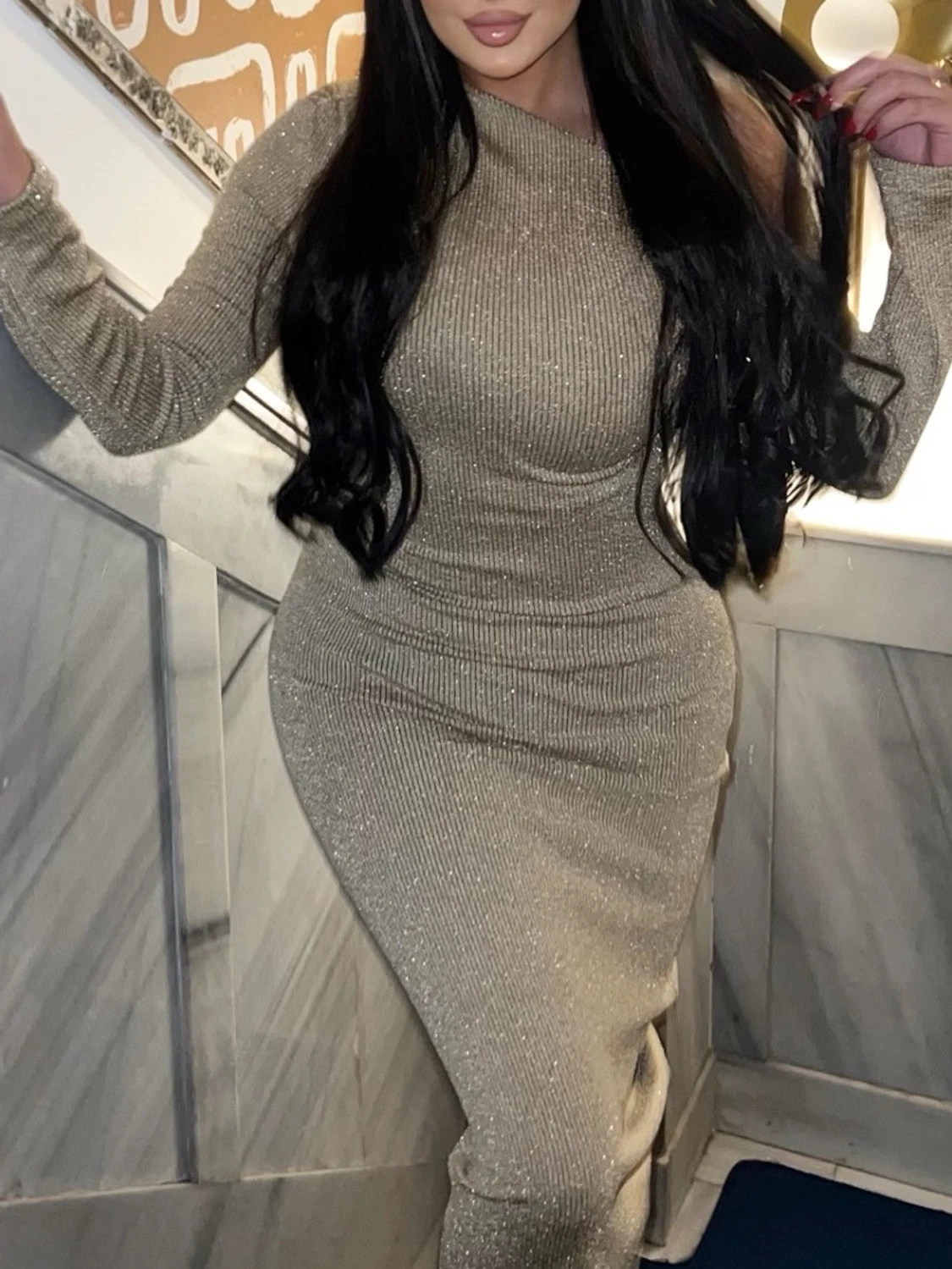 Glittrig champagnefärgad långklänning