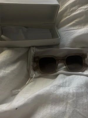 Bruna fyrkantiga solglasögon - Säljer dessa fina chimi 04 i färgen ecru💗 De är knappt använda och har inga defekter!💗 Fodralet ingår!💗