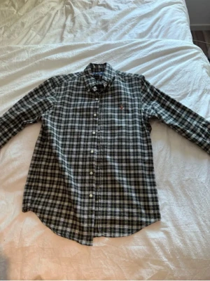 Ralph lauren skjorta - Klassisk rutig skjorta från Ralph lauren. Storlek S men sitter mer som en M.