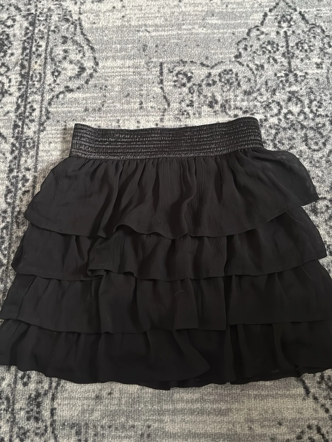 Svart volangkjol med dragkedja