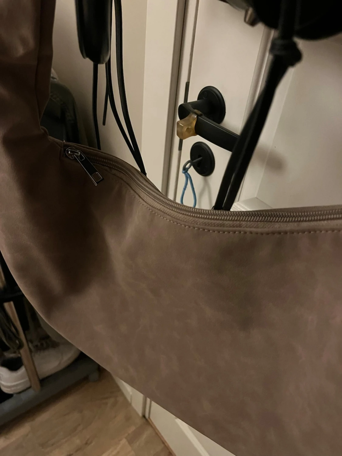 Beige axelremsväska i mjukt material - 1