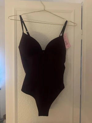 Vinröd body från HM - Den kända vinröda bodyn från HM helt ny med prislapp