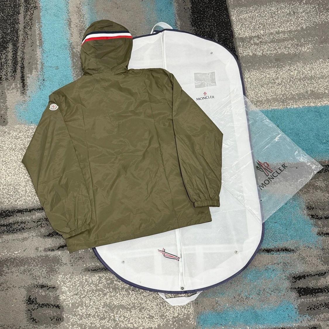 Olivgrön vindjacka från Moncler - 2