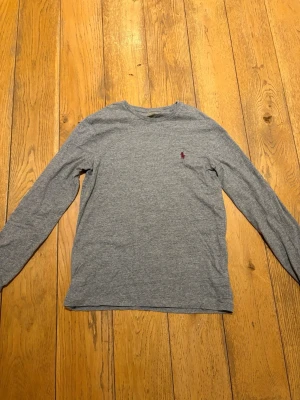 Ralph Lauren tröja - Säljer en riktigt fet Ralph Lauren tröja i storlek S. Den är i ny skick och har inga tecken på användning. Hör av er vid frågor. 