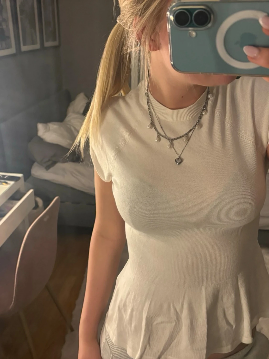 Vit tshirt med volangkant