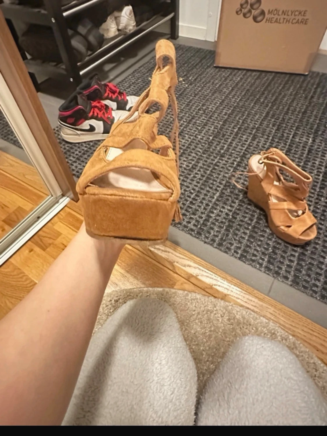 Bruna kilklackade sandaler i mocka - 2