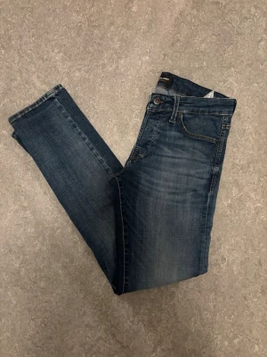 Blå slim fit från Jack & Jones - Snygga blå slim fit jeans från Jack & Jones med klassisk slim/glenn modellen. Storlek 30/32