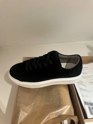 Sneaky Steve sneakers - Sneaky Steve sneakers. Stilrena svarta sneakers i mocka. Kvitto finns. Aldrig använda. Ny pris runt 1800kr