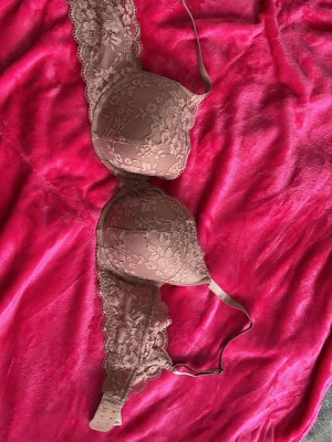 Rosa spets-bh 💕 - Säljer en snygg rosa bh med vadderade kupor och vacker spetsdetalj över hela framsidan och banden. Bh:n har justerbara axelband och hakknäppning bak. Insidan är slät och mjuk för extra komfort. Perfekt för dig som gillar feminina detaljer. Säljer pågrund av den är för stor och aldrig har använt! 