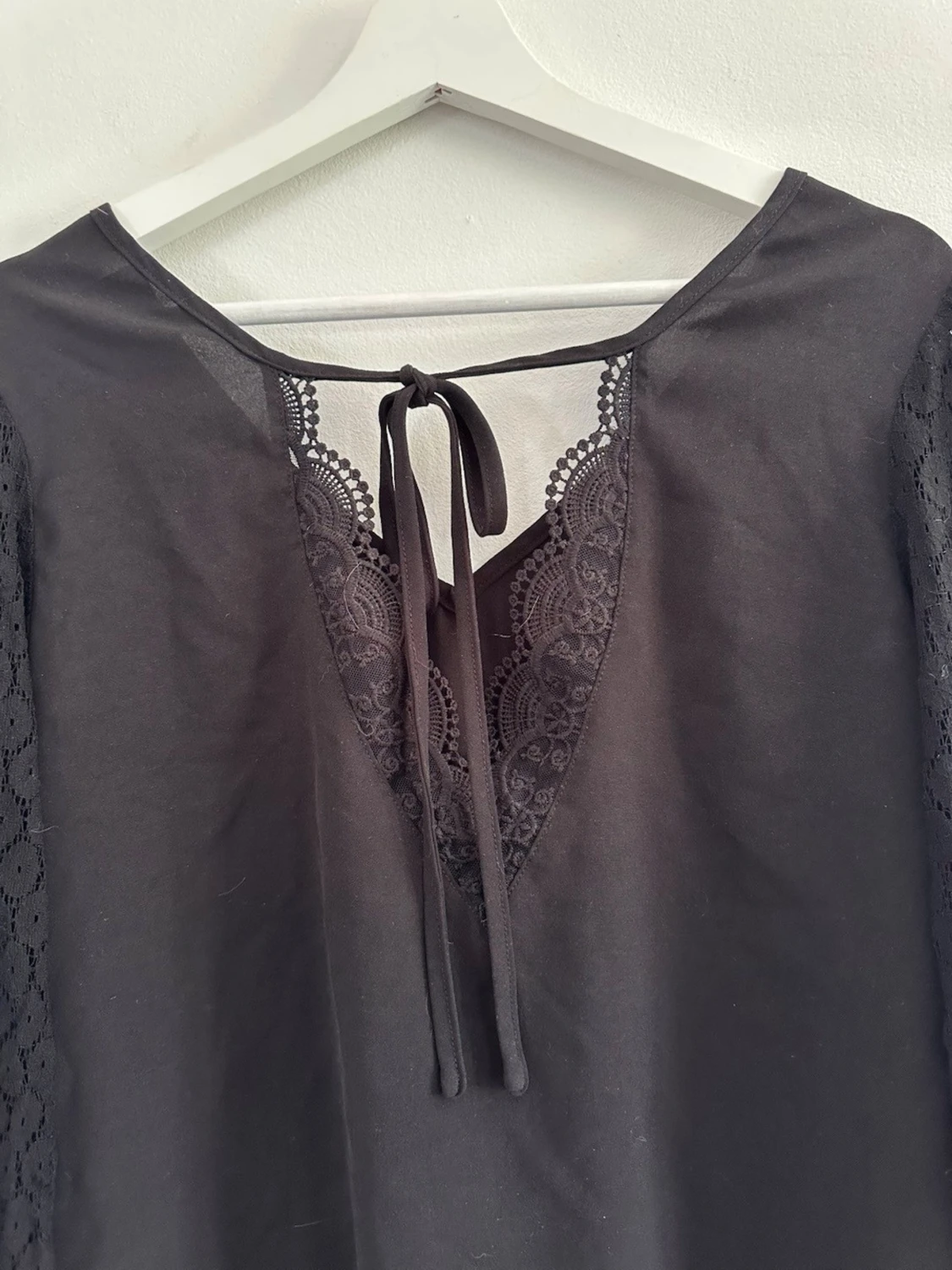 Svart blus med spetsärmar och knyt S-M - 2