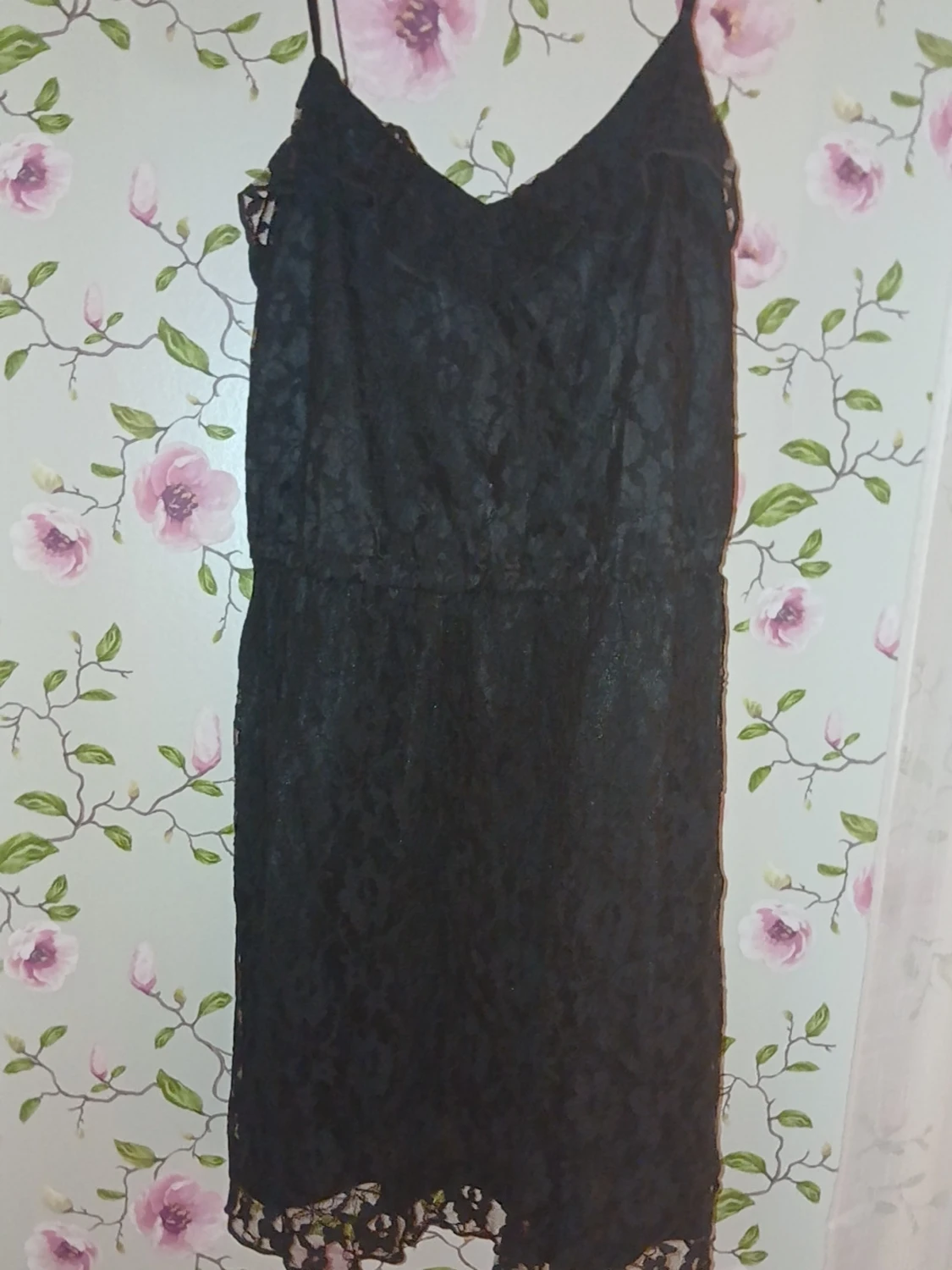 Svart spetsklänning med smala band