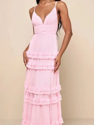Ljusrosa balklänning med volanger - Supersöt somrig ljusrosa balklänning från Lulus💓 med smala axelband, v-ringning och volangdetaljer. Den är uppsydd en bit, skriv för mått! Använd en gång