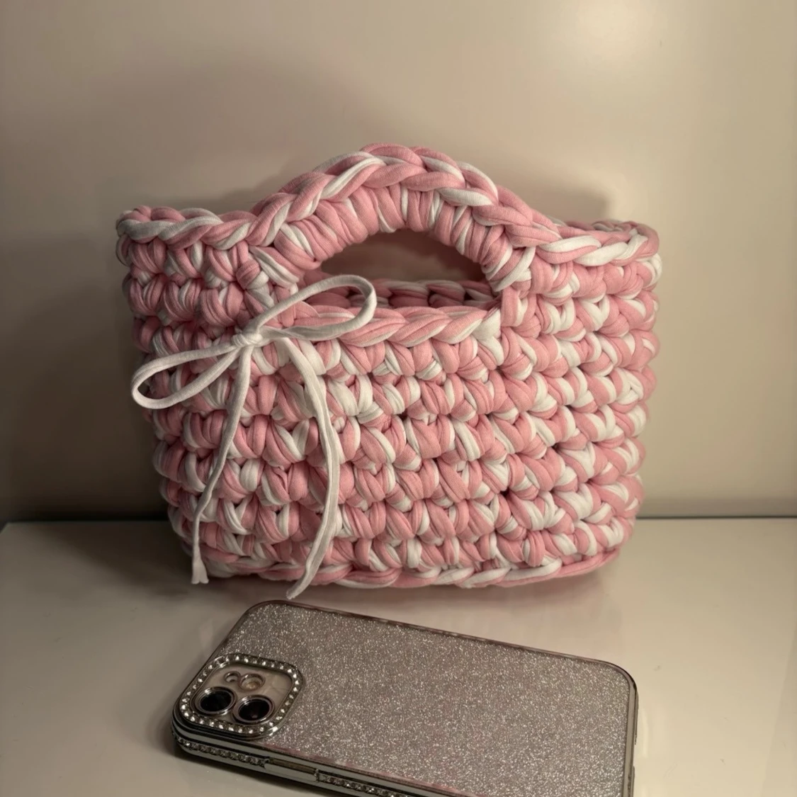 Virkad handväska i t-hirt garn i rosa/vit - 4