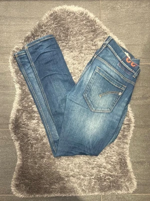 Dondup George Jeans Blåa 32 - Blå jeans från Dondup i storlek 32. Mycket fint skick och sitter riktigt bra. Stilrena premiumjeans som funkar till både vardag och lite mer uppklätt.