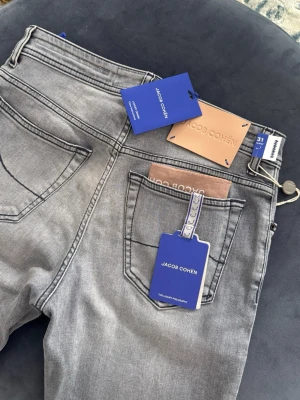 HELT NYA Jacob Cohën Bard Jeans | 31 - Jacob Cohën - ”Go to bed with a dream, wake up with a purpose”. Helt nya och i den mest eftertraktade modellen, Bard. Storlek 31. Hör av er vid funderingar 🙌