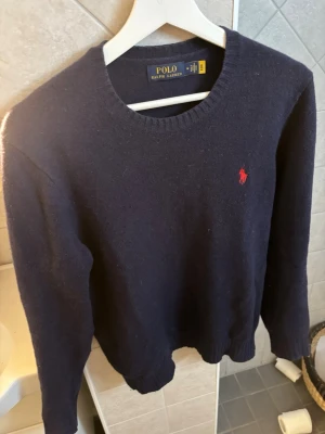 Ralph Lauren Wool/Cashmere crewneck - Säljer min feta merino/kashmir crewneck för att jag helt enkelt har tröttnat på den. Det finns äkthets qr kod (se sista sliden). Den är i storlek M men passar S bättre.                                                        Nypris: 2695kr.                                                                   Mitt pris: 450