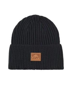Svart ribbstickad mössa CLWR - Svart ribbstickad mössa från CLWR med uppvikt kant och snyggt brunt logomärke i läderimitation framtill. Klassisk och stilren modell som passar perfekt till kalla dagar.