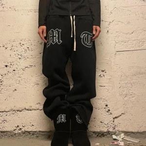 Tuttolente - svarta - Säljer ett par svarta mjukisbyxor med stora vita MT-tryck. Säljer för jag ej använt dom och köpta av en annan för länge sen. Dom säljs inte numera och är från og stock. Dom var nyköpta för 1000 spänn. Är själv tjej men byxorna är gjorda för unisex.