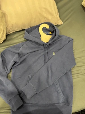 Mörkblå Polo Ralph Lauren Hoodie - Mörkblå storlek S, använd endast en gång. Köpte från Zalando.