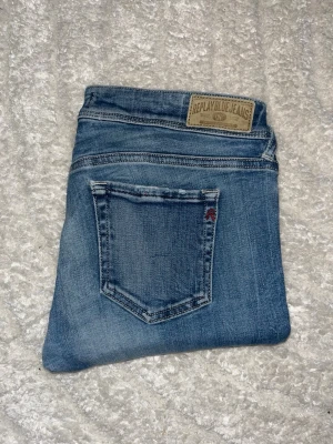 Replay jeans  - Ljusblåa jeans från Replay med låg midja och skinny passform. Midja 38cm, längd 98cm. JAG SKICKAR EJ FLER BILDER NÄR JAG BÄR JEANSEN! för bättre inblick i passformen rekommenderar jag att googla på modellnamnet. För storleksguide kolla måtten noggrant då jeansen alltid kan vara uppsydda heller krympta och jag ej tar emot returer :) 1,53