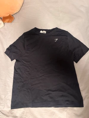 Gymshark tränings tröja - I mycket fint skick. Säljes då den var för liten. Storlek S men den är liten så snarare Xs