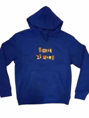 Hov1 hoodie vindar på mars  - Blå hoodie med huva och magficka. På bröstet finns ett färgglatt tryck med texten 'Vindar är Mars' i olika bokstäver. Hoodien har en klassisk passform och ribbade muddar vid ärmar och nederkant. Perfekt för en avslappnad streetwear-look.