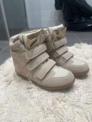 Wedge sneakers Ginatricot  - Helt nya Isabelle marant liknande skor från Ginatricot i en beige färg, storlek 38! Skorna är aldrig använda så är i helt nytt skick🩶
