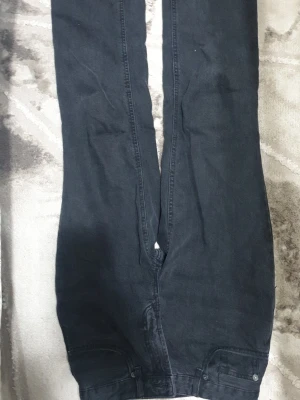 Svarta raka jeans - Svarta jeans med rak passform och klassisk femficksdesign. Jeansen har normal midja och är tillverkade i ett denimtyg som känns mjukt men ändå slitstarkt. Perfekta för en avslappnad och stilren look.