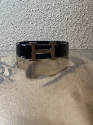 H- Bälte Svart - Säljer ett riktigt snyggt, H-bälte i svart för ett riktigt bra pris,  mycket bra skick, använd i cirka 3 veckor