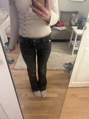 Jeans low waist - Använt lite men verkligen ingen skada på dem. Storlek 158, Midja 64cm/ längd 76cm. Orginal pris 400kr❤️