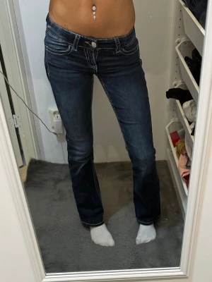 Bootcut jeans - Säljer dessa då dom är jätte försmå på mig och används inte längre, skriv för frågor osv och pris kan diskuteras❣️