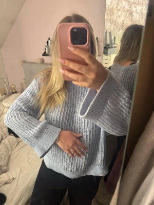 Ljusblå tröja från Monki☺️ - Ljusblå tröja från Monki i storlek XS men är väldigt stor i storleken!! Den har två små slitsar på sidorna (se bild 3), skriv vid frågor🙌