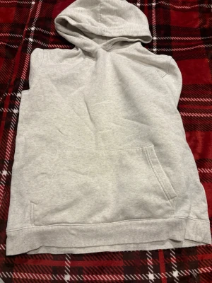 Ljusgrå och marinblå hoodie från H&M - Ljusgrå och marinblå hoodie från H&M med stor känguruficka framtill och mjukt, borstat innerfoder. Perfekt för lager-på-lager och chill stil. Tillverkad i bomullsblandning och har ribbad nederkant för extra komfort. (Notera att det går att köpa de separat för 100kr styck)