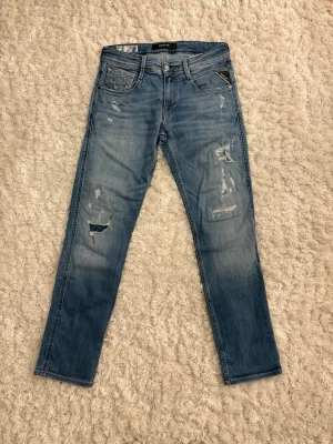 Replay Anbass - Säljer dessa replay anbass. Sjukt fint skick, snygga slitningar runtom. Storlek 28/32, hör av er vid eventuella frågor eller funderingar! 