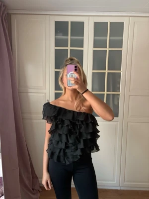 Volang topp  - Så unik och cool volang topp med one shoulder, perfekta toppen till utgång eller middagar , super fin på