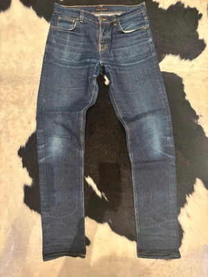 Nudie Jeans Steady Eddie II - Tja, säljer nu dessa riktigt schyssta Nudie jeans i modellen steady Eddie II. | Byxorna är i väldigt bra skick, lagade i grenen hos nudie Butik.| Storleken på byxorna är W32 och L36 och mått finns på sista bilden. | Bara att höra av er vid frågor eller funderingar