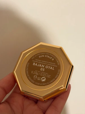 Fenty Beauty Sun Stalk'r Bronzer - Säljer Fenty Beauty Bronzer i nyansen Bajan Gyal 05. Andvänt den 2 gånger men den har inte passat mig. Desinficerad med isopropylalkohol. 🌸