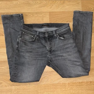 Nudie Jeans grim tim - Säljer dessa riktigt snygga Nudie jeansen i storlek 30/30. Köptes for 1600 på Nudies hemsida, mitt pris 650. Inga defekter eller slitningar. Hör av vid frågor🙌