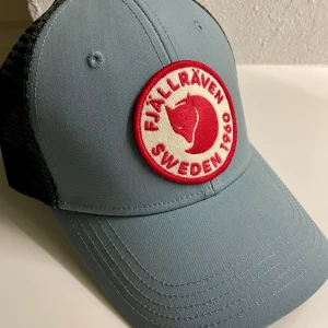Fjällräven trucker keps - Helt ny truckerkeps från Fjällräven, förstås äkta, kvitto finns. S/M